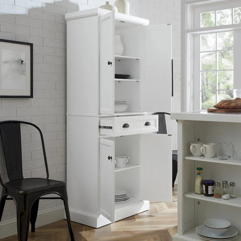 Armoire de garde-manger en lambris de style côtier