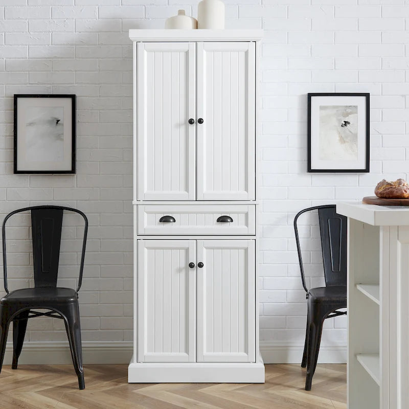 Armoire de garde-manger en lambris de style côtier