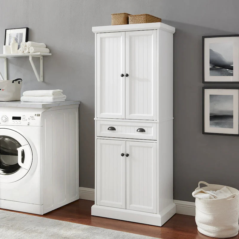 Armoire de garde-manger en lambris de style côtier