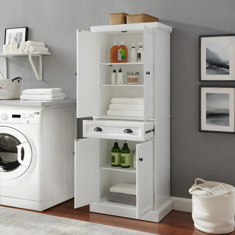 Armoire de garde-manger en lambris de style côtier